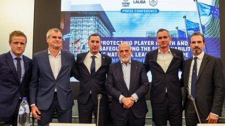 El presidente ejecutivo del sindicato de jugadores noruego (NISO), Kristoffer Vatshaug, Mathieu Moreuil, director de Relaciones Internacionales de Fútbol y Asuntos de la UE de la Premier League, el presidente de FIFPRO Europa, David Terrier, el presidente de LaLiga española, Javier Tebas, el director ejecutivo de la Pro League belga, Lorin Parys, y Umberto Calcagno. presidente de la Asociación de Futbolistas Italianos, al final de la conferencia de prensa en Bruselas en la que han anunciado la denuncia a la FIFA