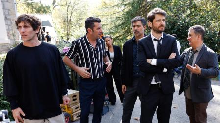 Los actores, gorka Otxoa (2d), Hugo Silva (3d), Quim Gutiérrez (i), Secun de la Rosa (d), y Arturo Valls (2i), durante un descanso del rodaje de la película 'Un funeral de locos', del director Manuel Gómez Pereira