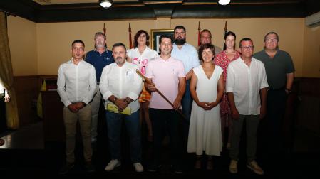Foto de la corporación de Buñuel tras el pleno de investidura con el alcalde, Enrique Villafranca, en el centro con la vara de mando; y el actual edil no adscrito, Juan Antonio Pérez, primero por la izda. en la fila superior
