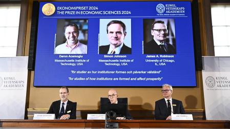 De izda. a dcha., Jakob Svensson, Hans Ellegren y Jan Teorell, de la academia sueca, anunciando los galardonados con el Nobel de Economía 2024