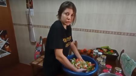 La influencer Nazaret Martín enseña paso a paso cómo embotar pimientos, tomates y cebollas, una técnica tradicional que puede durar hasta más de un año
