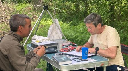 Xabier Esparza, de Aranzadi, y Juan Mari, voluntario, anillando un mirlo en Elía (Valle de Egüés)