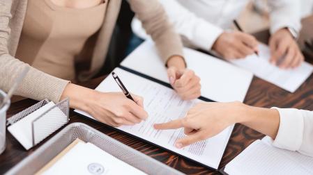 Testigos en la firma de un documento