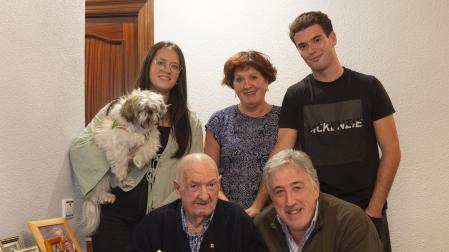 Dionisio Munárriz López, con el alcalde Asiron y algunos familiares