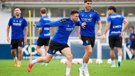Kike Barja forcejea con Nacho Vidal durante el entrenamiento de este martes en Tajonar