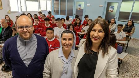 Óscar Azcona, Mapi Rodríguez y María Peralta, presentando el Domund en el colegio Santísimo Sacramento.