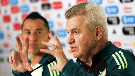 El técnico de México, Javier Aguirre, junto a Andrés Guardado en unatrueda de prensa este lunes 14 de octubre antes del amistoso contra EE UU