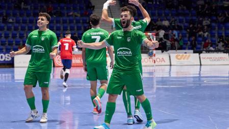 El ala de Osasuna Magna Dani Saldise celebra con rabia uno de los tres goles que logró en la victoria de su equipo