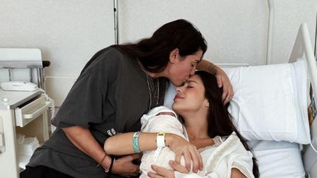 Dulceida y su mujer Alba Paúl posan junto a su hija