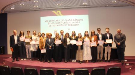 Premiados y autoridades durante la entrega de los premios del VII certamen de casos éticos-deontológicos del Colegio de Médicos