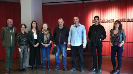 De izquierda a derecha: Raúl Oloriz, Mercedes Jover (Museo de Navarra), Irantzu Vazquez (Fundación Caja Navarra), Beatriz Bermúdez (Arkadia), Montxo Rejano, Mikel Belascoain, Fermín Urdánoz y la concejal de Cultura, Maider Beloki, ayer en el Civican de Pamplona