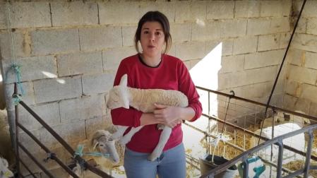 La influencer Nazaret Martín, con un cordero en su granja