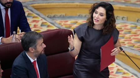El diputado de la Asamblea de Madrid del PP, Miguel Ángel García Martín y la presidenta de la Comunidad de Madrid, Isabel Díaz-Ayuso, durante el pleno de la Asamblea de Madrid de este jueves