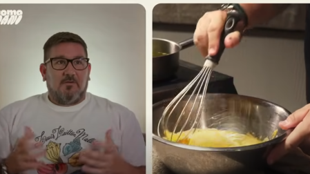 El cocinero Dani García explica y elabora su receta de tortilla de patata.