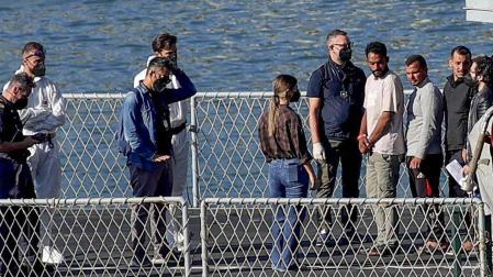 Un barco italiano con inmigrantes