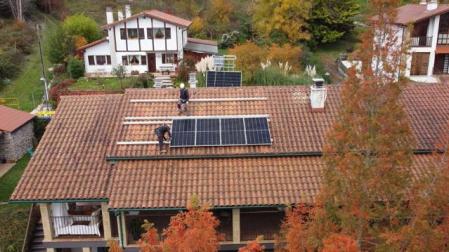 Trabajadores de ALKUBO, en el montaje de una instalación fotovoltaica en el Valle de Olaibar
