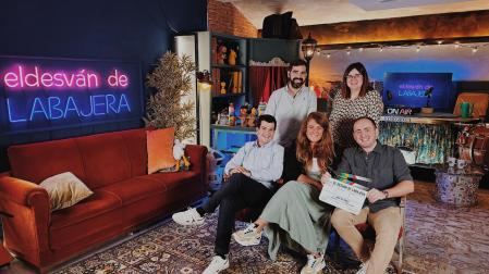 Foto durante la rueda de prensa. De izda a derecha: fila de abajo: Josu de Pablo, Adriana Eransus y Alberto Alonso. Arriba: Asier Rebollo, Oihane Larranegi