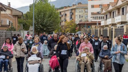 Usuarios del centro de día y residentes en San Jerónimo encabezaron la marcha.