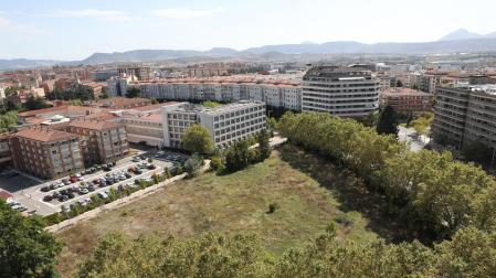 Vista de la parcela de la cesión con, a la izquierda de la imagen, el aparcamiento y parte del inmueble de la Casa de Misericordia