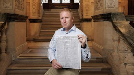 Brian Cleary posa con el relato publicado en el diario 'Daily Mail'