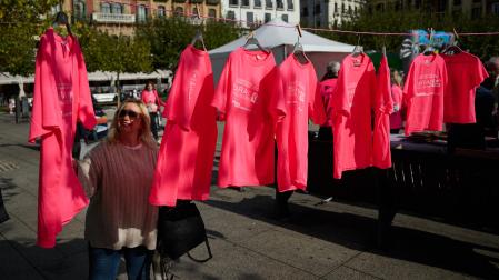 Camisetas rosas ondeando esta sábado en la Plaza del Castillo de Pamplona