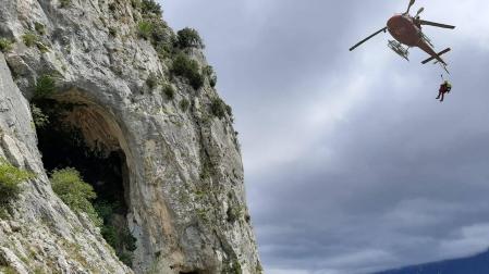 Bomberos del GRT con el helicóptero en un rescate en Aiztondo (Uharte Arakil)