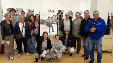 Familiares de Luis Hermosilla Navascués, invitados y autoridades, en la exposición fotográfica instalada en el Centro de Artes Avenida