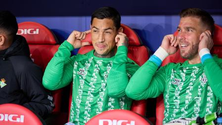 El 'Chimy' Ávila se tapa los oídos en el banquillo del Betis junto a su compañero Adrián, meta suplente