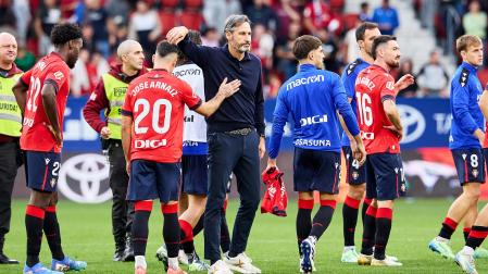 Vicente Moreno saluda a sus jugadores al finalizar el partido contra el Betis