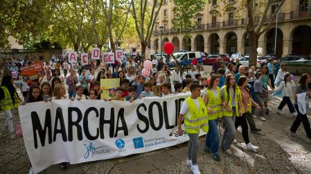 La cabeza de la marcha solidaria, a su paso por la Plaza de la Libertad.