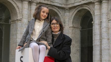 La actriz Sofía Allepuz (i) y la actriz y directora Paz Vega (d) posan en el photocall de la película `Rita¿ en la 69ª edición de la Seminci