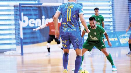 El ala de Osasuna Magna Dani Saldise defiende la acción que protagoniza Saladié en Peñíscola