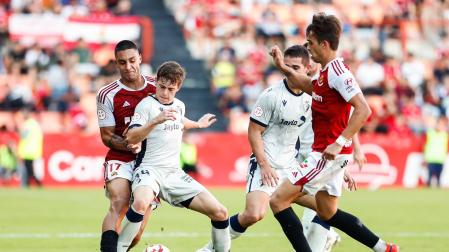 Xabi Huarte, jugador de Osasuna Promesas, protege el balón