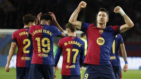 Lewandowski celebra con la grada uno de sus goles tras recibir la felicitación de sus compañeros