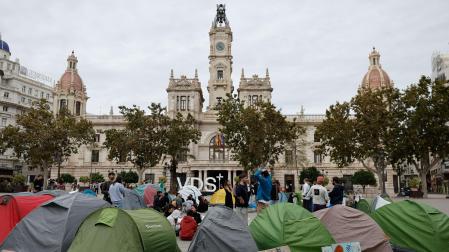 Vista este domingo de las tiendas de campaña que varios manifestantes plantaron el sábado en la plaza de Ayuntamiento en Valencia para reclamar el derecho a la vivienda y contra la turistificación