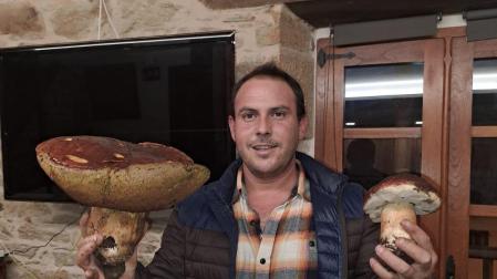 Carlos Astarriaga Iribas posa con el boletus pinicola de 3.8 kilogramos que encontró en Unguilde (Zamora)