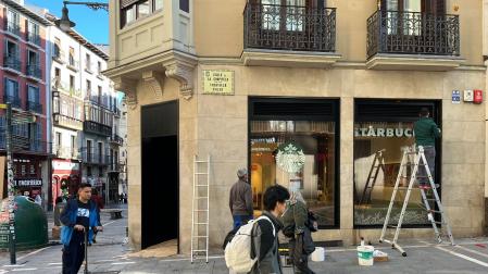 Los operarios han retirado ya los tablones que tapaban los ventanales del nuevo Starbucks de la calle Mercaderes de Pamplona