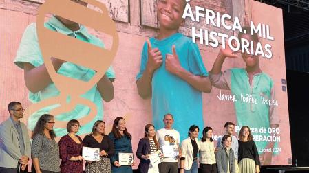 En el centro, con camiseta blanca, Javier Ibáñez durante la entrega de premios