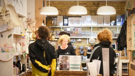 Gael Ceccchetto, en el centro de la imagen desde el mostrador de Compañía Café, donde también venden café a granel