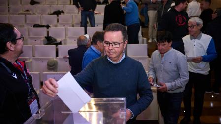 Alfonso Ramírez deposita su voto en la asamblea de este pasado sábado