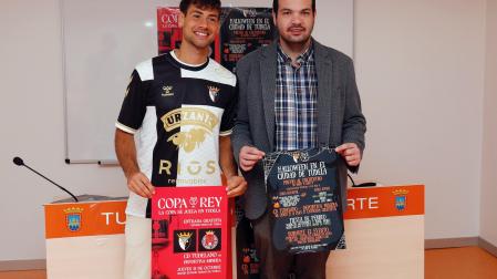 De izquierda a derecha, el jugador del CD Tudelano Eder Iribarren y el presidente del club, Ramón Lázaro