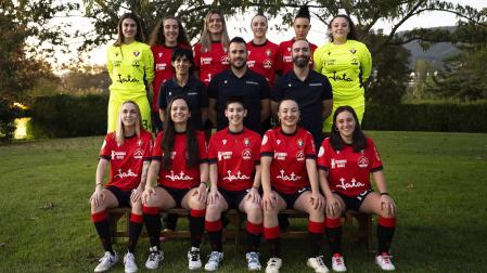 Las jugadoras y cuerpo técnico de Osasuna Futsal durante la presentación oficial