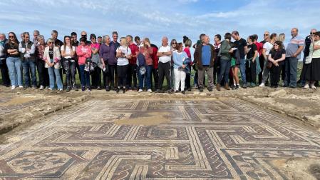 Asistentes a la jornada contemplan el pasado día 20 uno de los mosaicos del yacimiento de Campo de Arlas.