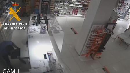 Detenido un hombre tras un robo con violencia en una farmacia de Noáin
