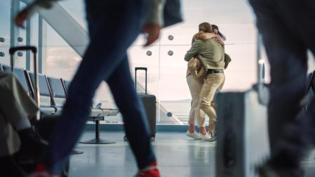 Hay quien ve el aeropuerto como símbolo de encuentro y despedida lleno de amor, mientras que las nuevas regulaciones parecen poner el foco en la eficiencia.