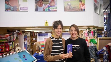 Laura Irurzun e Isabel Alfaro, coordinadoras de 'El viaje de tu camiseta'