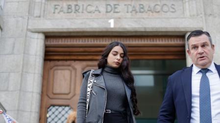 La acusada Catherine (Katy) Silva, que se encuentra en libertad con medidas cautelares, acompañada por su abogado, Luciano Prado (d), la salida de la sesión de este jueves a la Audiencia Provincial de A Coruña donde continúa el juicio por el asesinato del joven Samuel Luiz