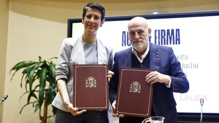 Elma Sainz y Javier Tebas tras la firma del acuerdo contra el racismo en el deporte