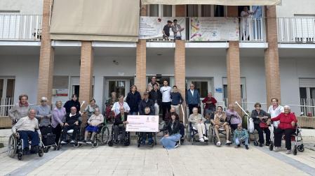 Integrantes de la Peña Gracurris y residentes del Hogar San José, en el acto de entrega de la donación