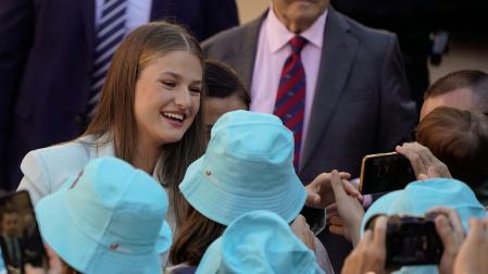 La princesa Leonor saluda al público en la jornada en la que recibió el título de Alcaldesa Honoraria de Oviedo y la Medalla de Asturias.
